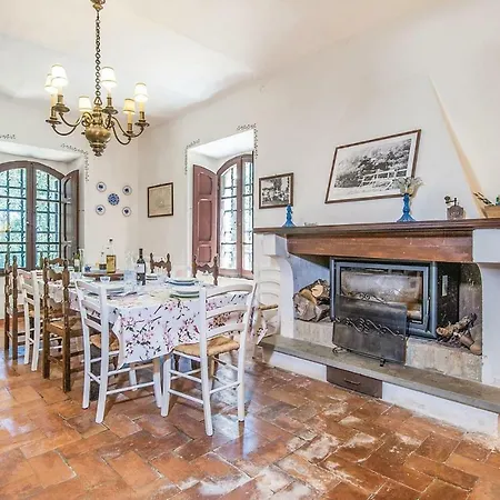 Six-bedroom Holiday In -pg- *